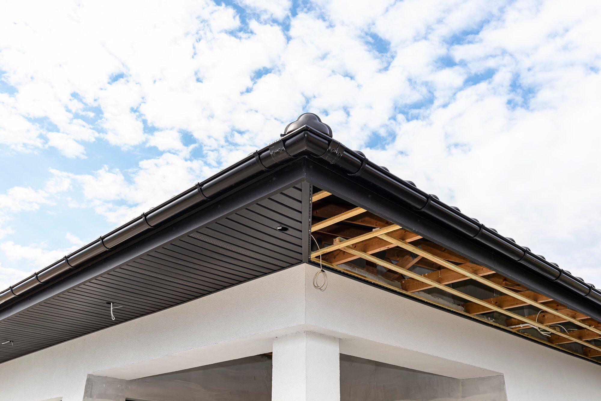 Un-insulated eaves junction creating a thermal bridge