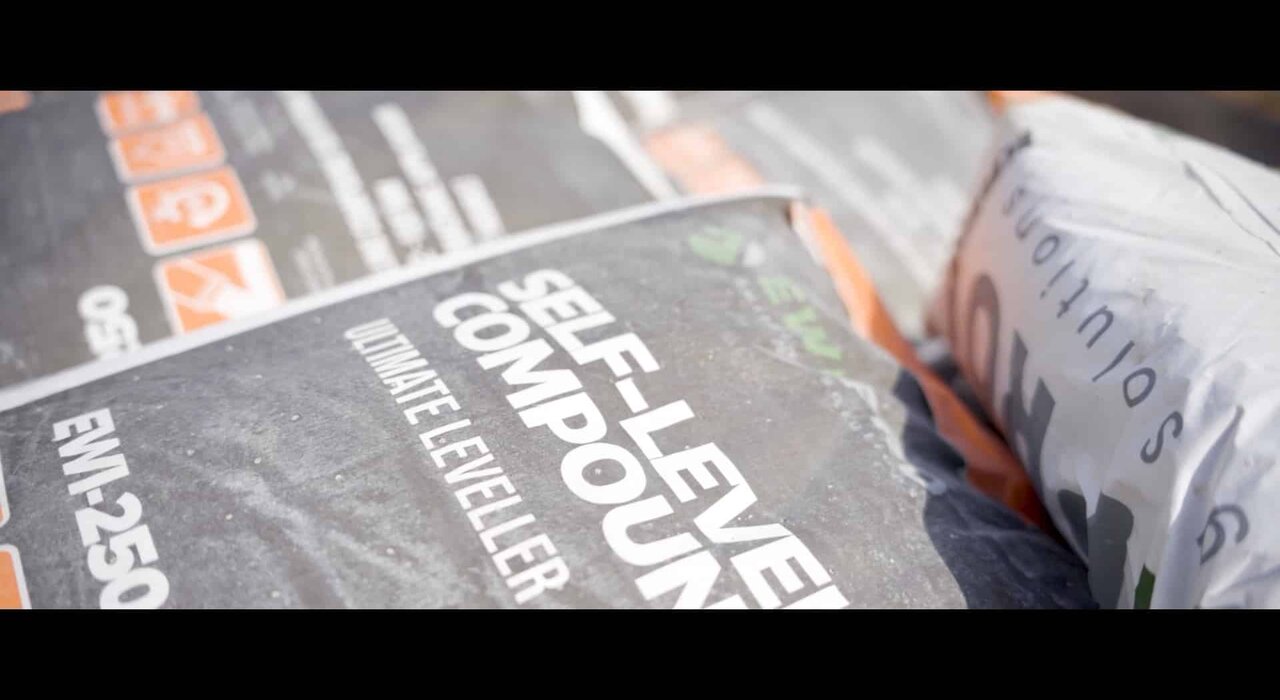 Close-up of EWI Pro Self-Levelling Compound (EWI-250), a high-performance product used for preparing smooth, even surfaces—perfect for ensuring a strong foundation in external wall insulation systems.