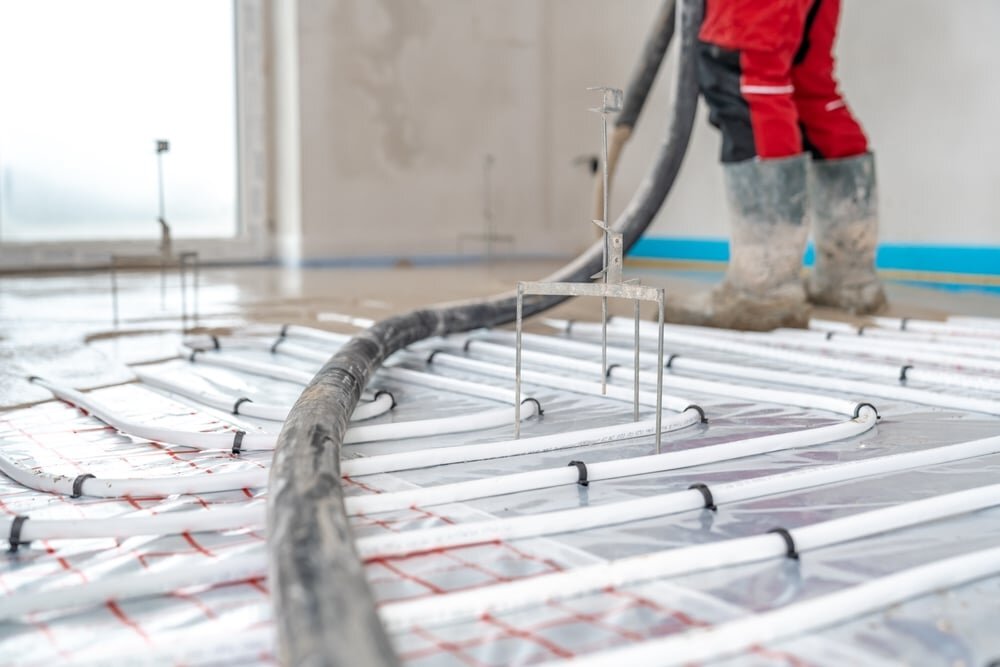Close-up of underfloor heating pipes being laid before a concrete pour. At EWI Store, we understand the importance of floor insulation and thermal efficiency. Our systems complement underfloor heating by reducing heat loss and enhancing energy performance across the building envelope.