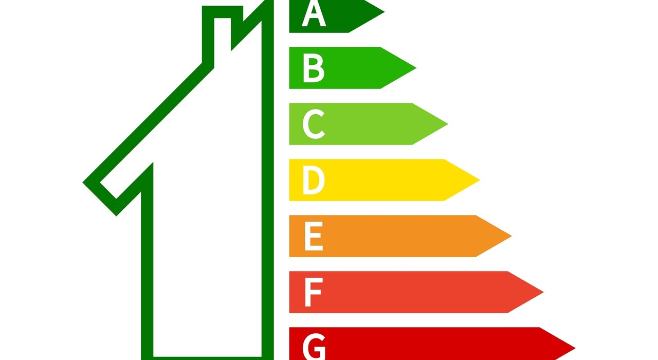 Illustration of a house-shaped energy efficiency rating chart ranging from A (green, most efficient) to G (red, least efficient). Used to indicate a building’s energy performance, this diagram supports decisions on insulation and retrofit upgrades, promoting sustainability and lower energy bills.