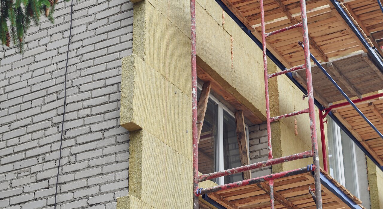 Close-up of mineral wool insulation boards installed on a multi-storey building façade, ready for the next stage of the external wall insulation system. Rockwool insulation, available from EWI Store, offers outstanding thermal and acoustic performance, as well as exceptional fire resistance, making it the ideal choice for safe and sustainable retrofit projects.