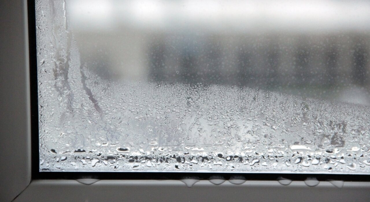Close-up of condensation on a PVC window, a common issue caused by poor thermal performance. EWI Store offers full EWI systems designed to eliminate cold bridging and prevent internal moisture build-up, improving comfort and efficiency.