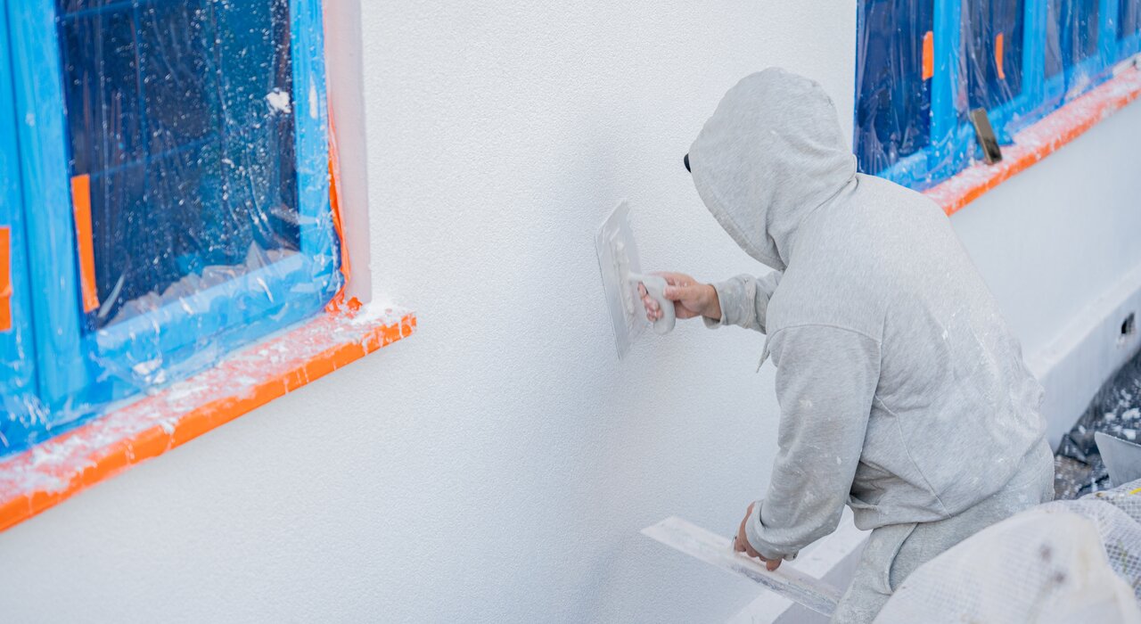 Worker applying a silicone render finish to an external wall. EWI Pro Silicone Render (EWI-075), available from EWI Store, offers a durable, breathable and self-cleaning finish ideal for all EWI systems. With excellent water resistance and flexibility, it’s the go-to render for long-lasting facades.
