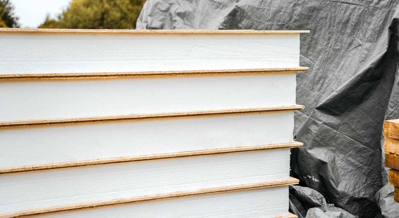 Stacked panels of Structural Insulated Panels (SIPs), combining insulation with structural strength. For advanced thermal performance and ease of installation, EWI Store offers a full selection of EPS and Mineral Wool boards compatible with modern SIP construction methods.