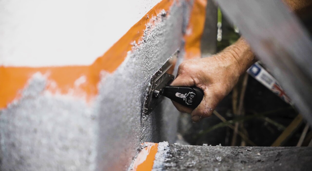 Close-up of a pull-out test using a mechanical fixing tester on an EWI system. At EWI Store, we supply reliable testing tools and high-quality fixings to ensure safe and compliant installation of all EWI systems.
